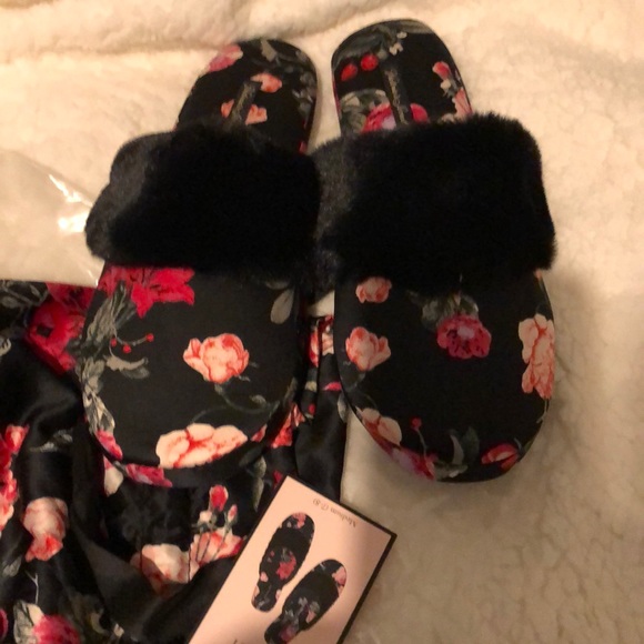 COPY - NWT Victoria Secret Flowered slippers - Picture 2 of 8